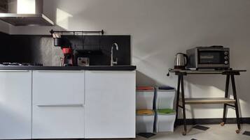 Kjøleskap, ovn, kokeplater og kaffetrakter/tekoker