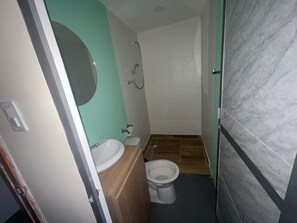 Quarto casal clássico, sacada, vista para o oceano | Banheiro | Toalhas de banho 