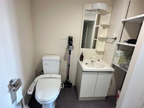 Sèche-cheveux, bidet, serviettes fournies, savon