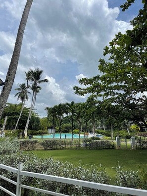 Una piscina al aire libre
