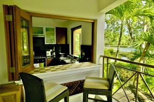 Apartemen Deluks | Dapur pribadi | Lemari es besar, microwave, oven, dan kompor
