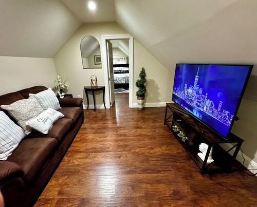 Cozy and modern apartment. Only 5 mins from Newark airport and 30 mins to NYC
