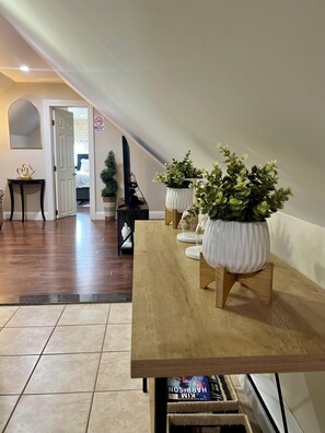 Interior - Cozy and modern apartment. Only 5 mins from Newark airport and 30 mins to NYC (Elizabeth)