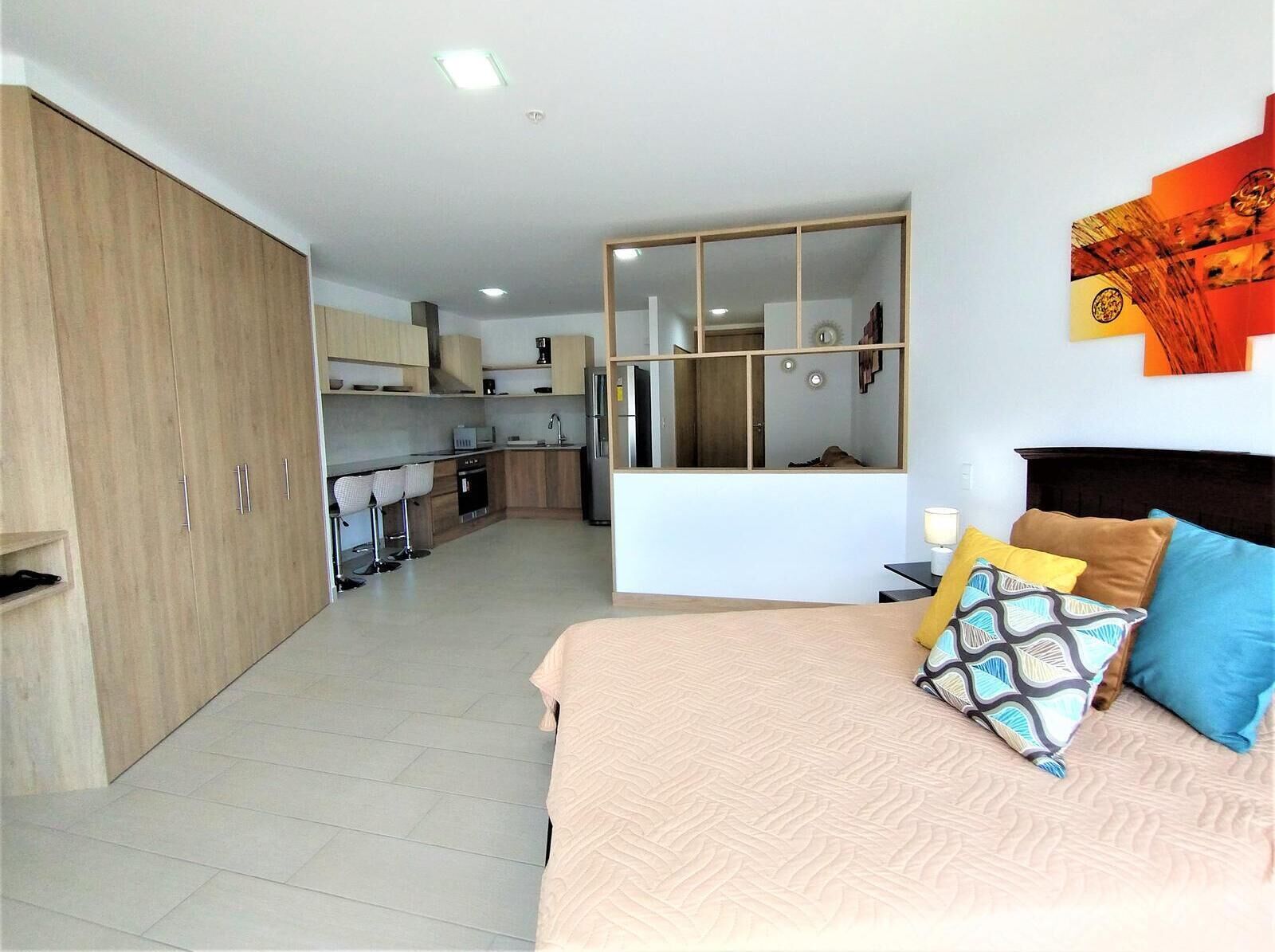 Departamento panorámico, vista a la ciudad | Decoración personalizada, muebles diferentes y escritorio 