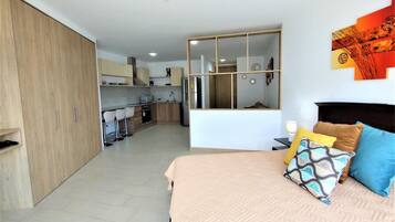 Departamento panorámico, vista a la ciudad | Decoración personalizada, muebles diferentes y escritorio