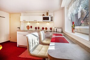 Kühlschrank, Mikrowelle, Herdplatte, Wasserkocher mit Kaffee-/Teezubehör