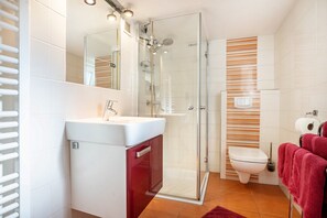 Douche, sèche-cheveux, serviettes fournies