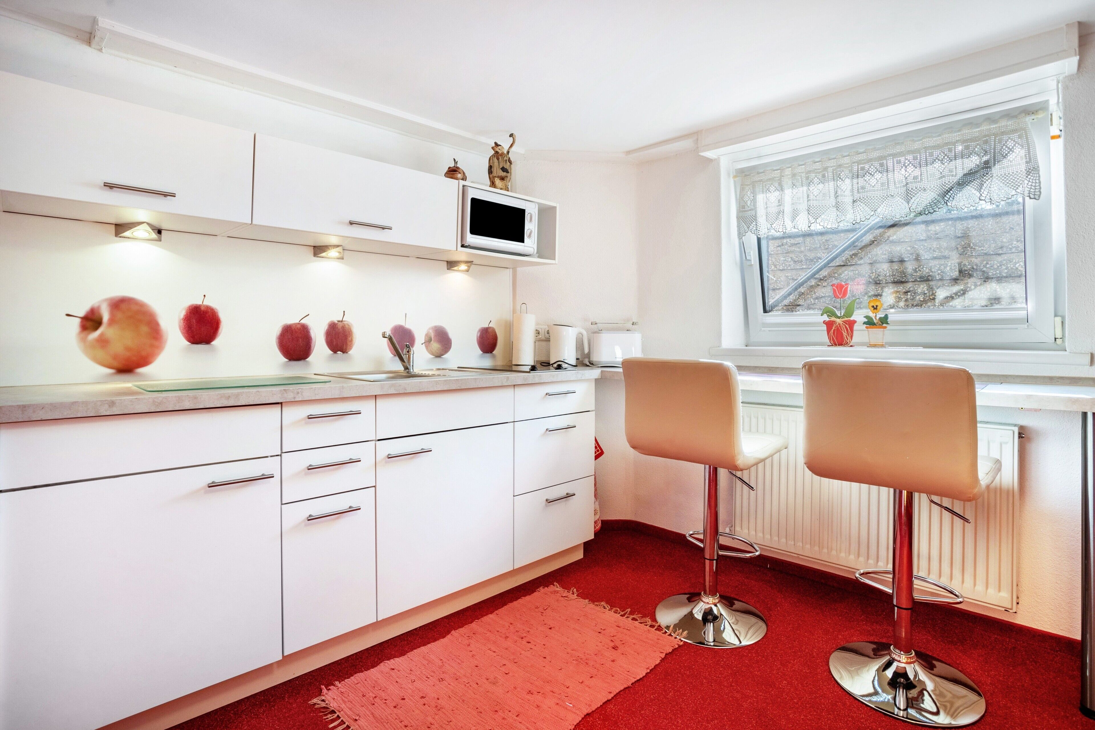 Kühlschrank, Mikrowelle, Herdplatte, Wasserkocher mit Kaffee-/Teezubehör