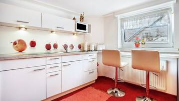 Kühlschrank, Mikrowelle, Herdplatte, Wasserkocher mit Kaffee-/Teezubehör