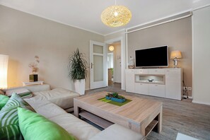TV - Apartment 'Ferienwohnung Bleichen' with Private Pool, Shared Garden and Wi-Fi (Stralsund)