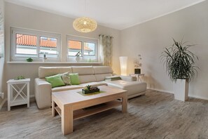 TV - Apartment 'Ferienwohnung Bleichen' with Private Pool, Shared Garden and Wi-Fi (Stralsund)