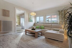 TV - Apartment 'Ferienwohnung Bleichen' with Private Pool, Shared Garden and Wi-Fi (Stralsund)