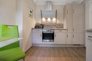 Fridge, microwave, oven, stovetop - Apartment 'Ferienwohnung Bleichen' with Private Pool, Shared Garden and Wi-Fi (Stralsund)