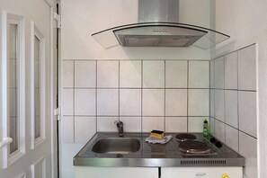 Réfrigérateur, four, plaque de cuisson, cafetiÚre/bouilloire