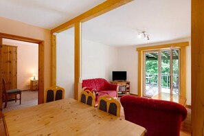 Fernseher, Tischtennisplatte, Stereoanlage