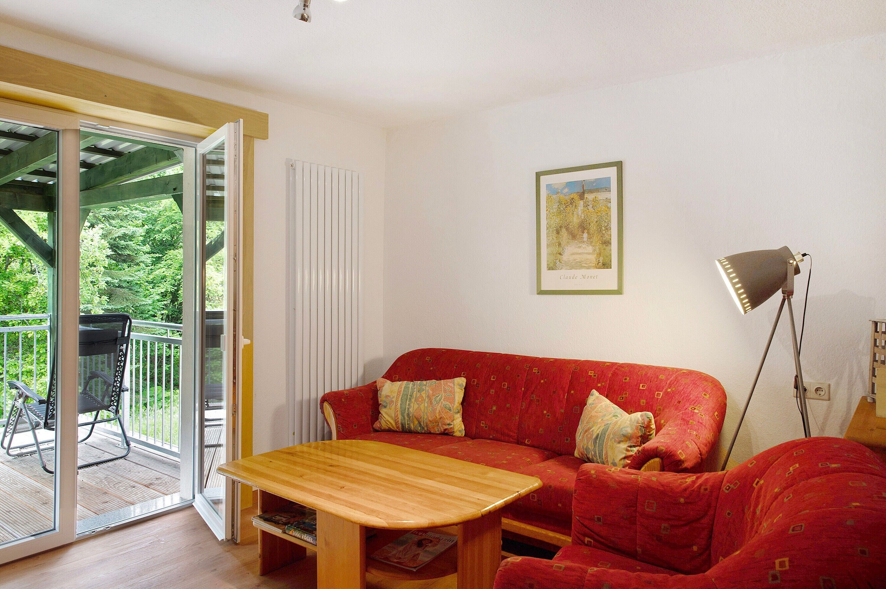 Tv, ett bordtennisbord och en stereo