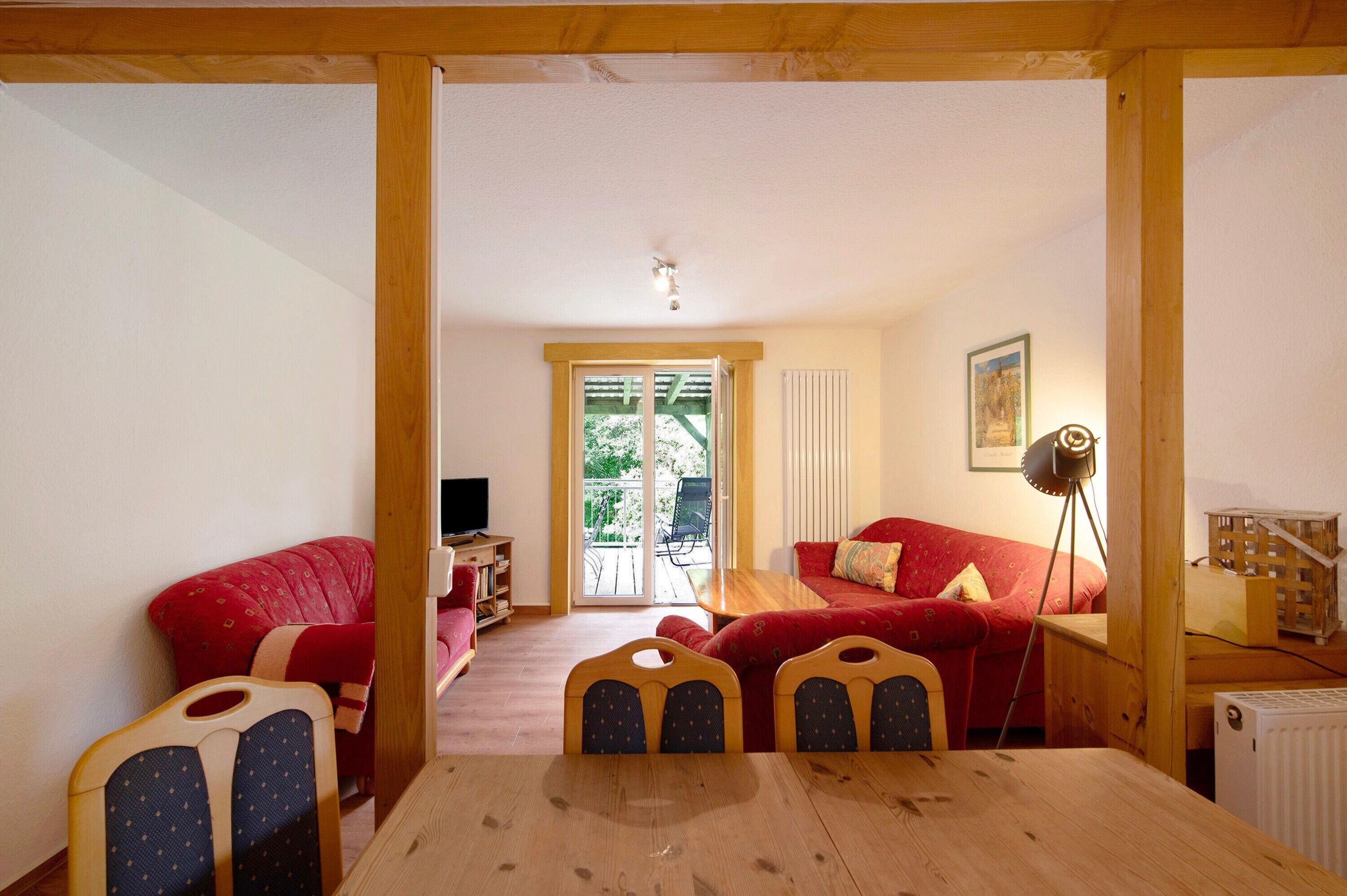 Fernseher, Tischtennisplatte, Stereoanlage