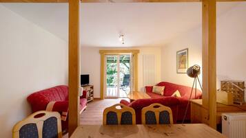 Fernseher, Tischtennisplatte, Stereoanlage