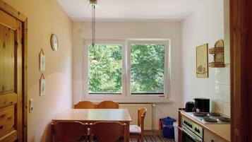 Kühlschrank, Ofen, Herdplatte, Wasserkocher mit Kaffee-/Teezubehör