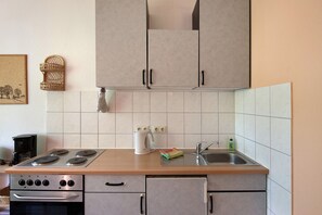 Refrigerador, horno, placa de cocina, cafetera/tetera