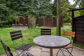 Outdoor dining - Apartment 'Ferienwohnung Hecht' with Wi-Fi (Feldberger Seenlandschaft)