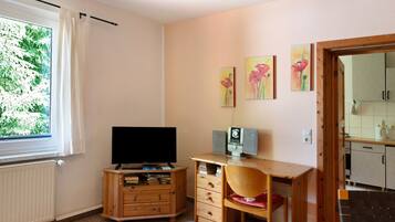TV, table tennis, stereo