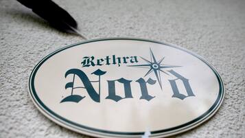 A round table with a plate that reads 'Rethra Nord' and a compass rose.