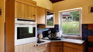 Kühlschrank, Ofen, Herdplatte, Wasserkocher mit Kaffee-/Teezubehör