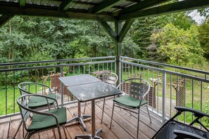 Outdoor dining - Apartment 'Ferienwohnung Wels' with Balcony and Wi-Fi (Feldberger Seenlandschaft)