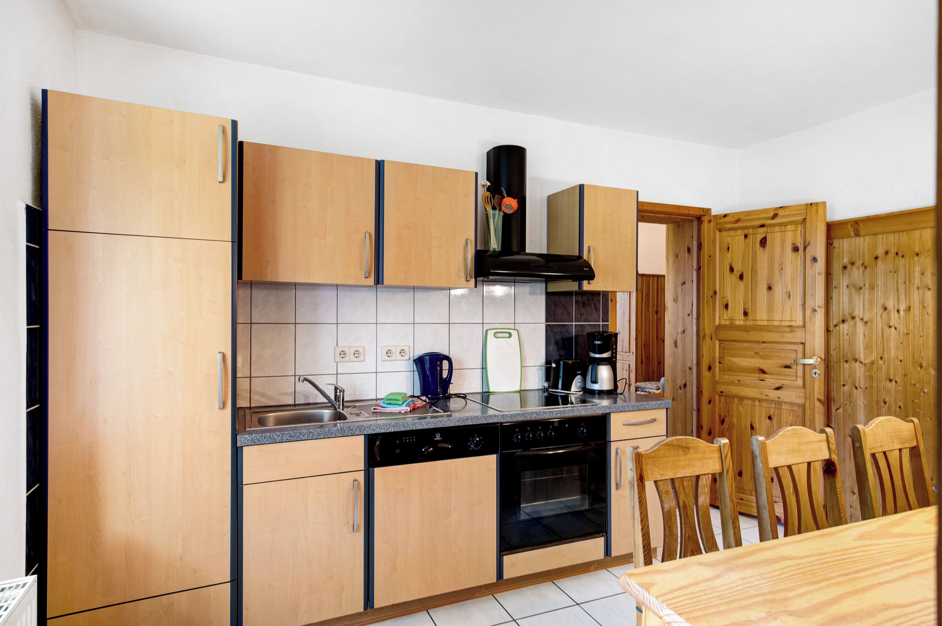 Køleskab, ovn, kogeplade, kaffe-/temaskine