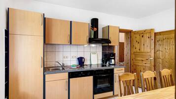 Frigorífico, horno, placa de cocina y cafetera o tetera