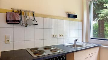Fridge, oven, stovetop, coffee/tea maker