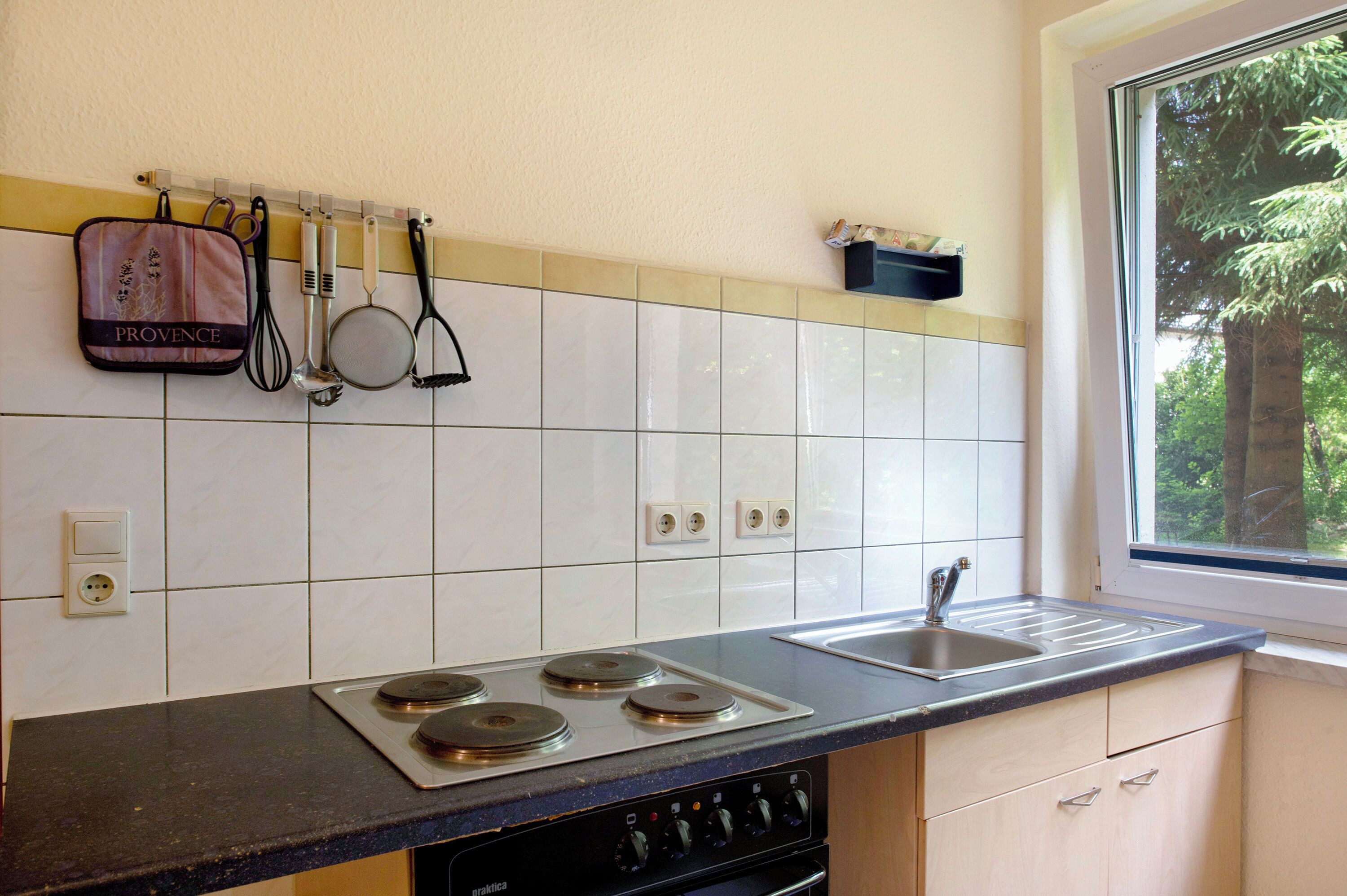 Køleskab, ovn, kogeplade, kaffe-/temaskine