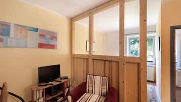 Televisión, mesa de ping pong, estéreo