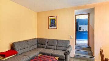 Fernseher, Tischtennisplatte, Stereoanlage