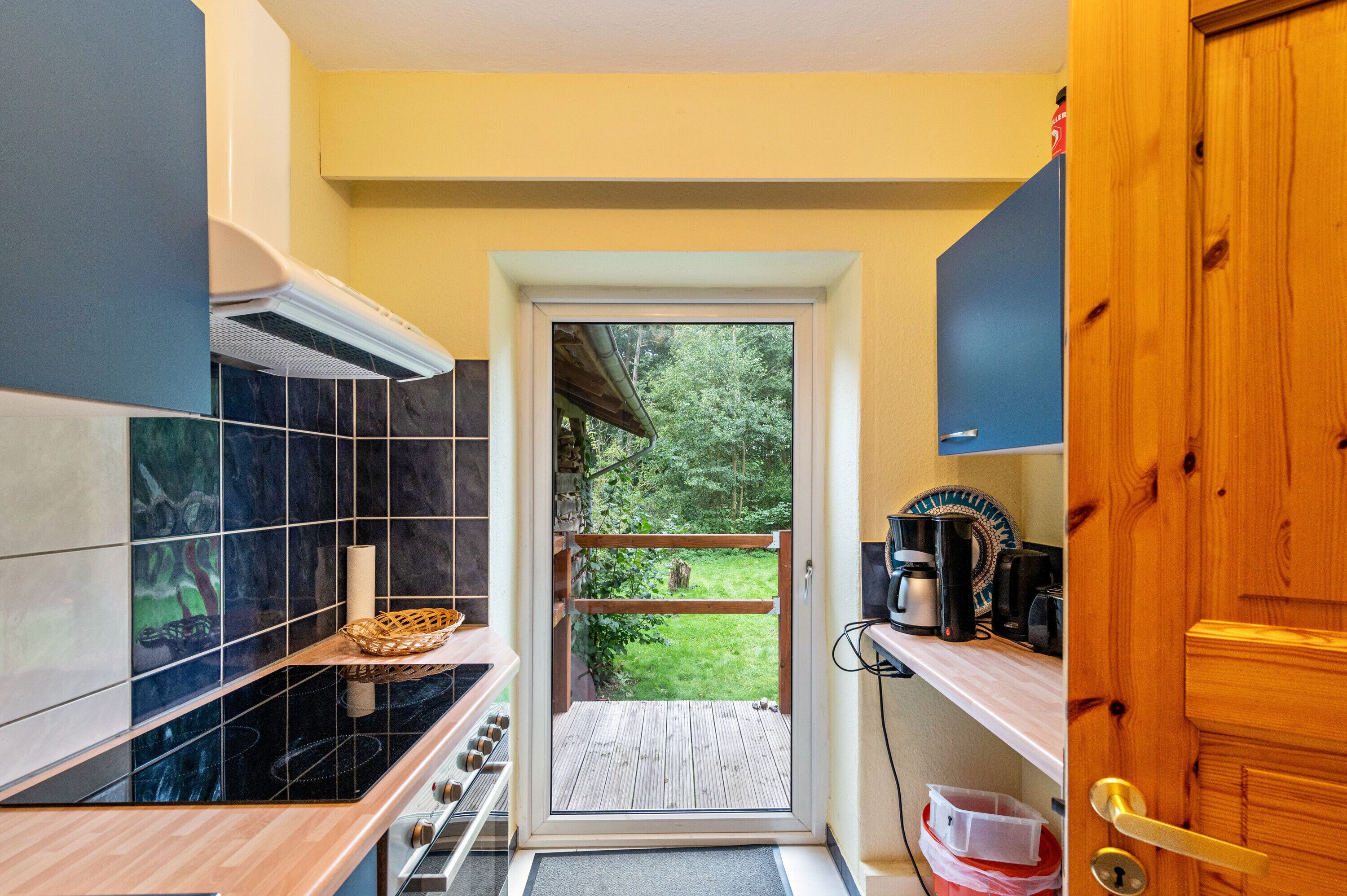 Kühlschrank, Ofen, Herdplatte, Wasserkocher mit Kaffee-/Teezubehör