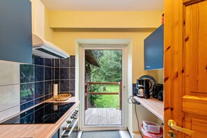 Een koelkast, een oven, een kookplaat, een koffiezetapparaat/waterkoker