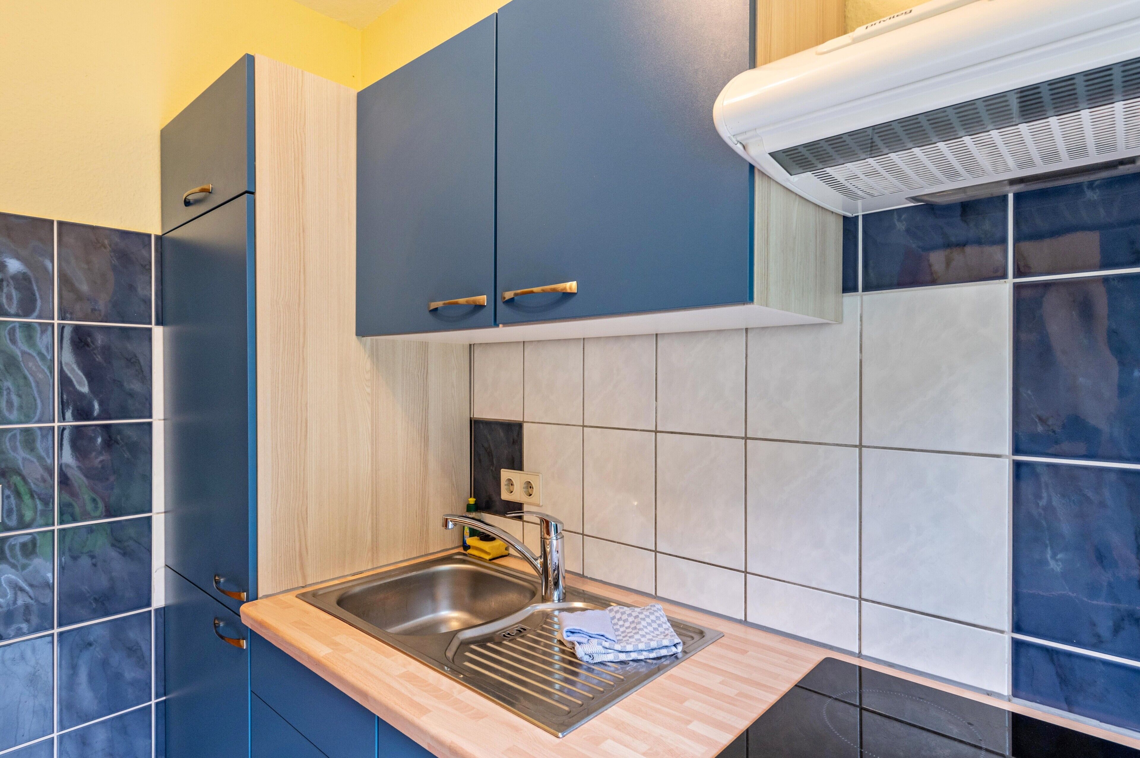 Kühlschrank, Ofen, Herdplatte, Wasserkocher mit Kaffee-/Teezubehör