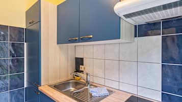 Kühlschrank, Ofen, Herdplatte, Wasserkocher mit Kaffee-/Teezubehör