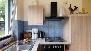 Fridge, oven, stovetop, coffee/tea maker
