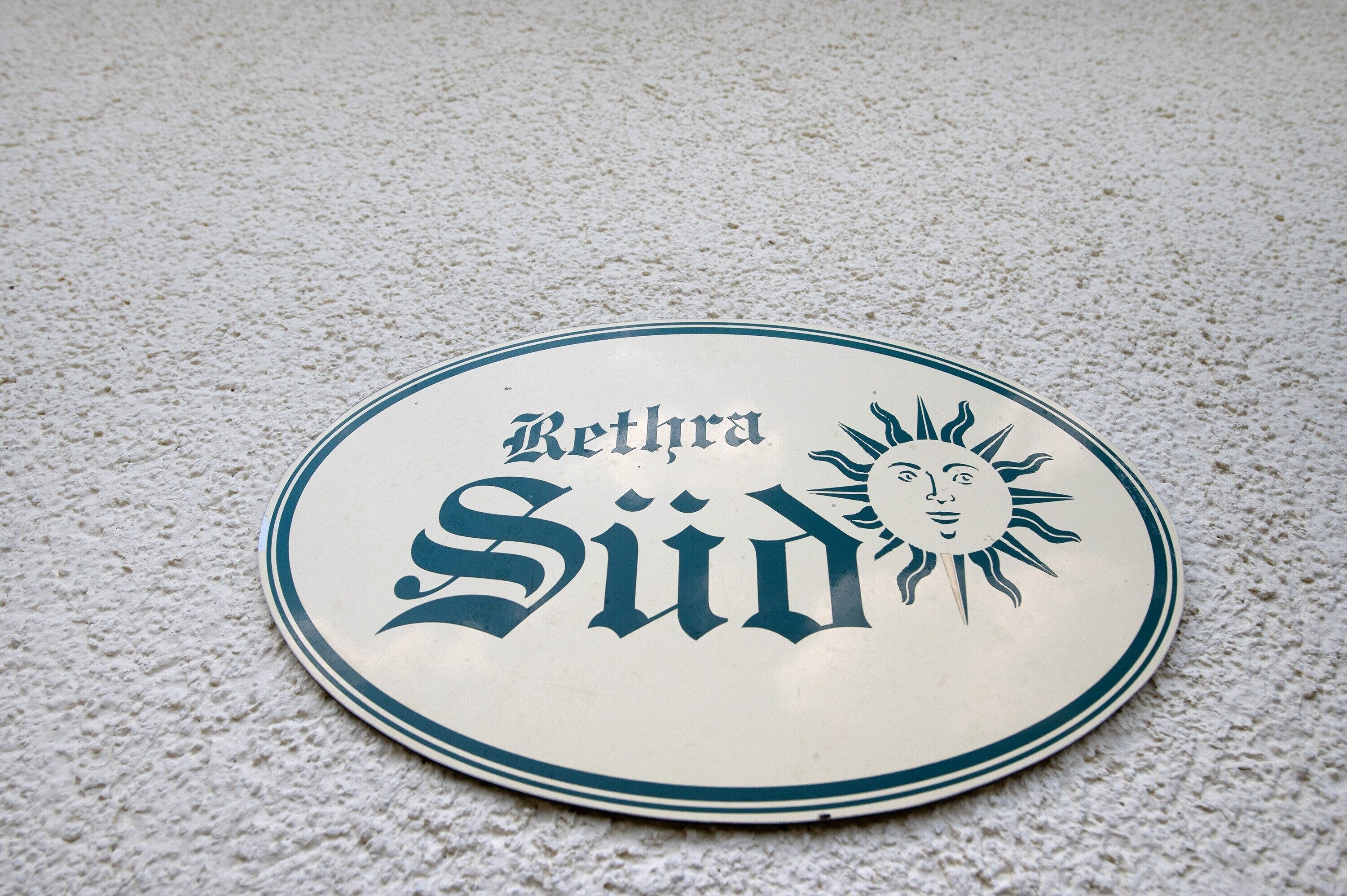 Un objeto redondo y plano con el texto 'Rethra Síd' y una ilustración de un sol.