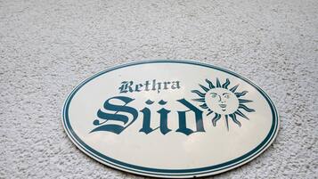 Un objeto redondo y plano con el texto 'Rethra Síd' y una ilustración de un sol.