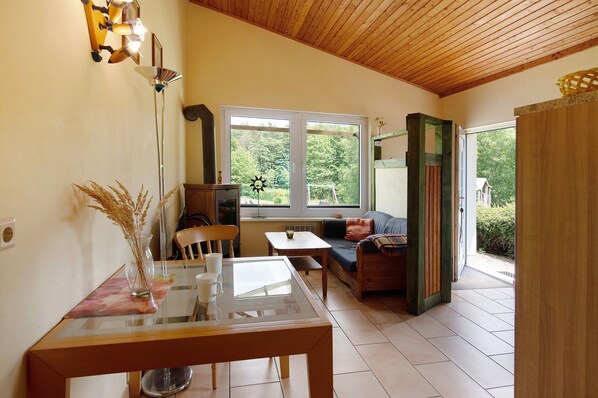 تلفزيون، مدفأة، تنس طاولة، ستيريو