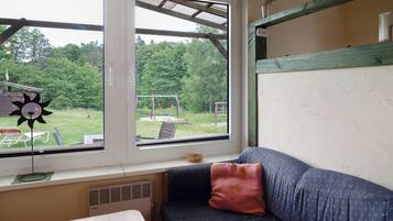 Fernseher, Kamin, Tischtennisplatte, Stereoanlage