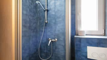 Een douche, handdoeken