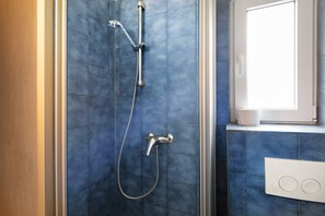Douche, serviettes fournies