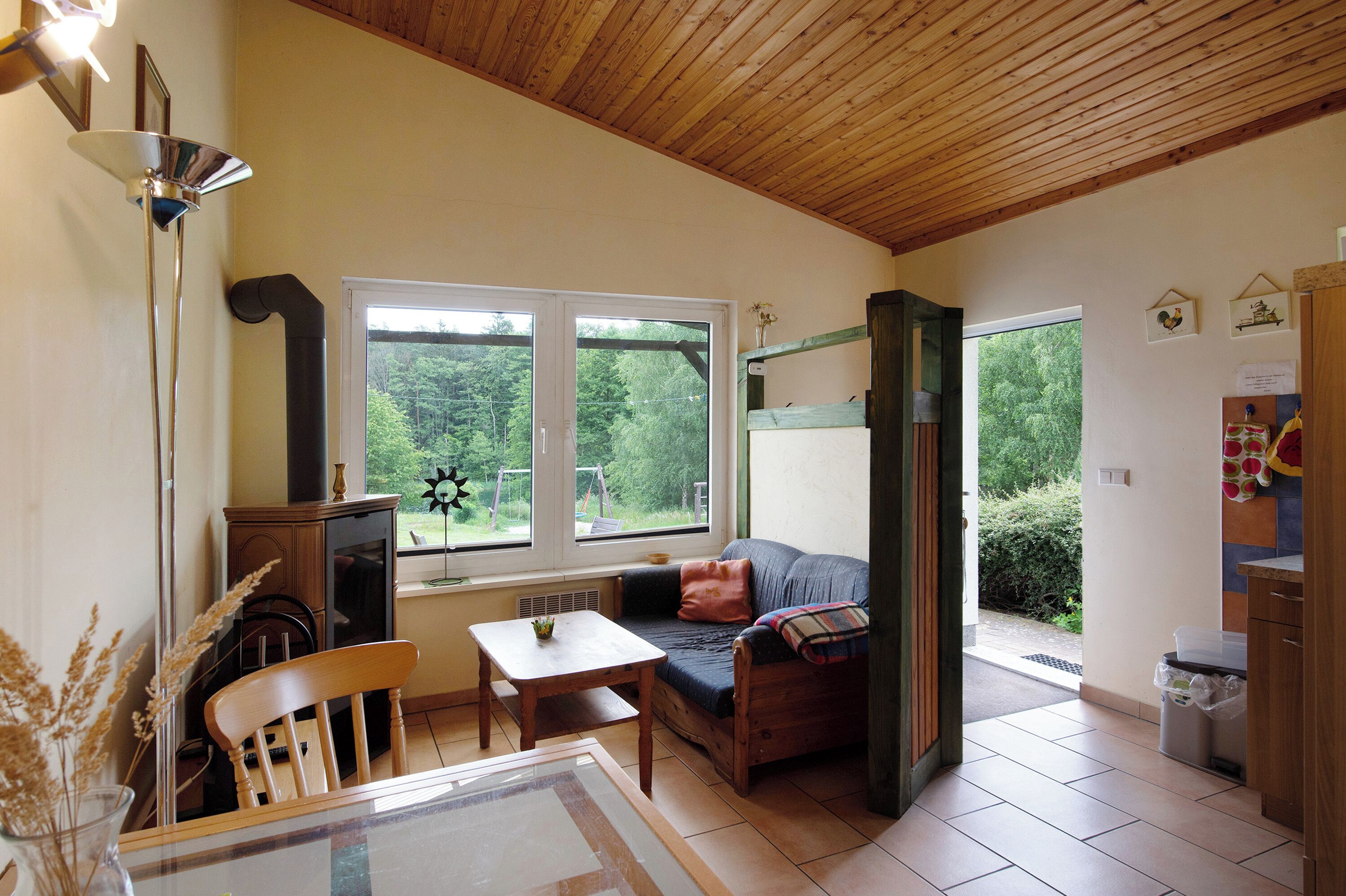 Fernseher, Kamin, Tischtennisplatte, Stereoanlage