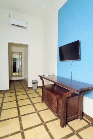 Habitación superior con 1 cama doble o 2 individuales | Sábanas de algodón egipcio, ropa de cama de alta calidad, escritorio