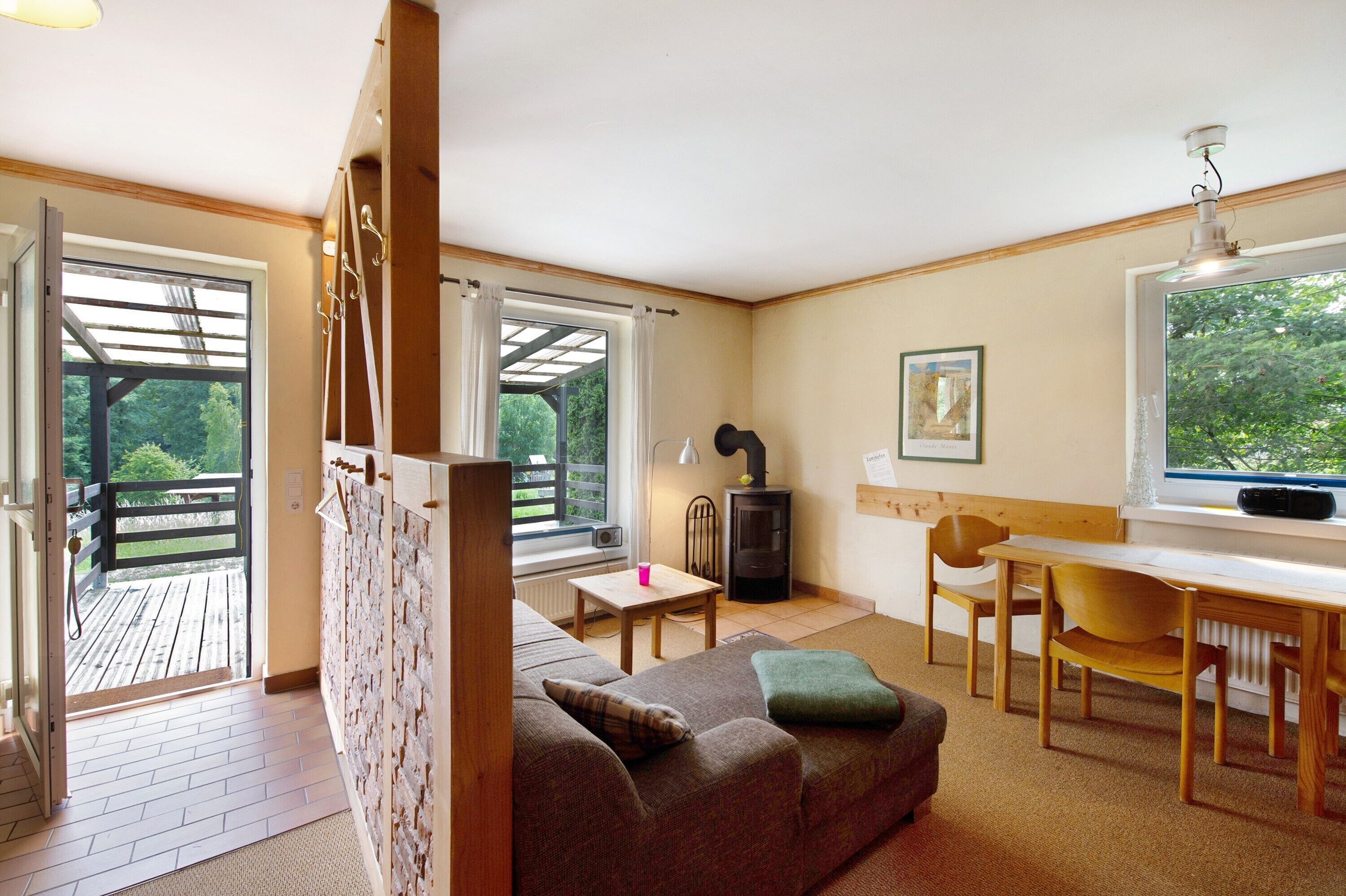 Fernseher, Kamin, Tischtennisplatte, Stereoanlage