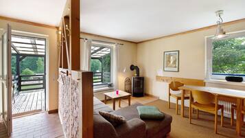 Fernseher, Kamin, Tischtennisplatte, Stereoanlage